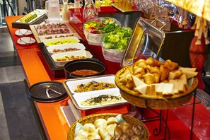 Se ofrece un desayuno bufé (2000 JPY por persona)