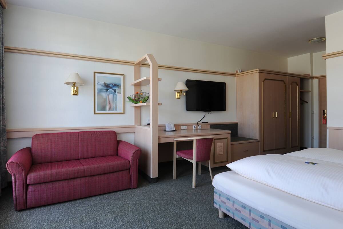 Minibar, coffres-forts dans les chambres, bureau