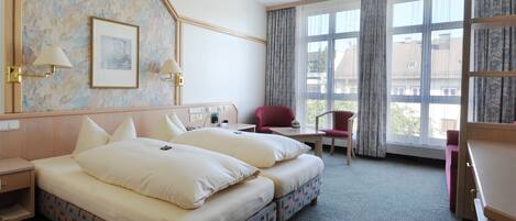 Minibar, coffres-forts dans les chambres, bureau