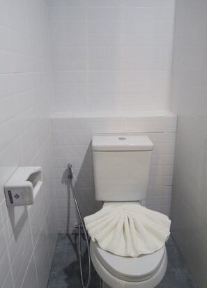 Shower, perlengkapan mandi gratis, pengering rambut, dan handuk