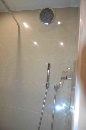 Apartamento superior, 2 quartos, cozinha | Chuveiro