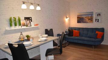 Superior-Apartment, 2 Schlafzimmer, Küche | Wohnbereich | Flachbildfernseher