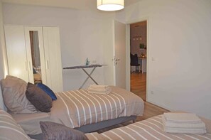 Apartamento superior, 2 quartos, cozinha | Sala de estar | TV de tela plana