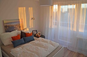 Apartamento superior, 2 quartos, cozinha | 1 quarto, roupas de cama premium, escrivaninha