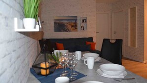 Apartamento superior, 2 quartos, cozinha | Opções para refeição no quarto