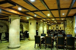 Serveert ontbijt, lunch en diner