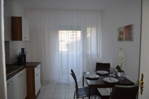 Apartment, Erdgeschoss | Eigene Kochnische | Kühlschrank, Mikrowelle, Ofen, Herdplatte