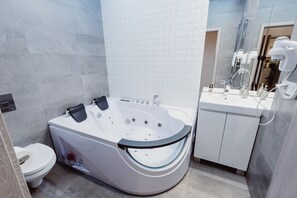 Appartement Deluxe, 1 grand lit et 1 canapé-lit, bain à remous | Baignoire à jets