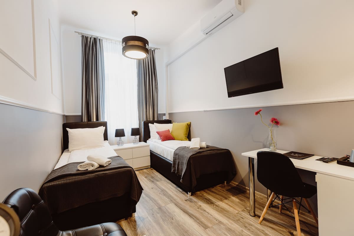 Habitación doble Confort, 1 cama Queen size y sofá cama, baño privado | Tabla de planchar con plancha, cunas y wifi gratis