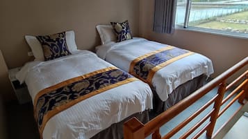 Gallery House, 2 Single Beds, Non Smoking, Courtyard View | Living area | Flat-screen TV