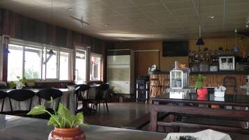 Free local cuisine breakfast