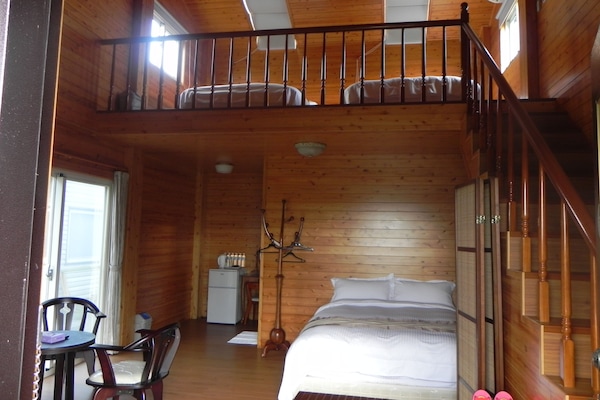 ชาเลท์, หลายเตียง | เครื่องนอนระดับพรีเมียม, โต๊ะทำงาน, ผ้าม่านกันแสง, Wi-Fi ฟรี