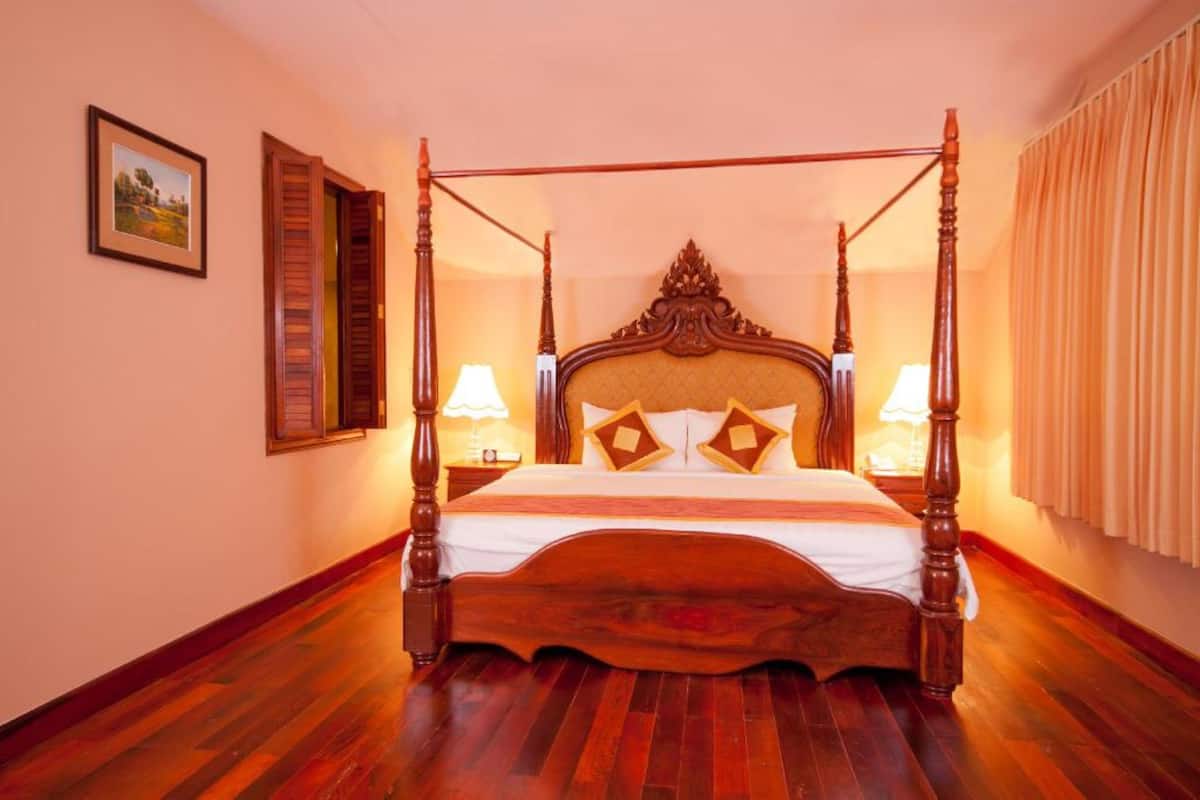 Executive Suite, 1 King Bed, Non Smoking, Pool View | Minibar, in-room safe, desk, laptop workspace