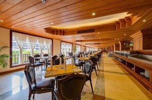 Phục vụ bữa sáng, bữa trưa và bữa tối 