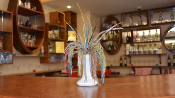 3 bares, bar junto a la piscina