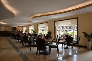 Breakfast, lunch, dinner served; local and international cuisine - Bayon Era Hotel (Siem Reap)