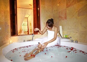 Executive Suite, 1 King Bed, Non Smoking, Pool View | Bathroom | Separate tub and shower, deep soaking tub, free toiletries, hair dryer - Bayon Era Hotel (Siem Reap)