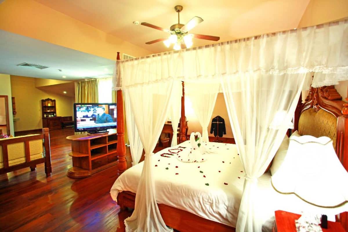 Family Suite, 2 Bedrooms, Pool View, Poolside | Minibar, in-room safe, desk, laptop workspace