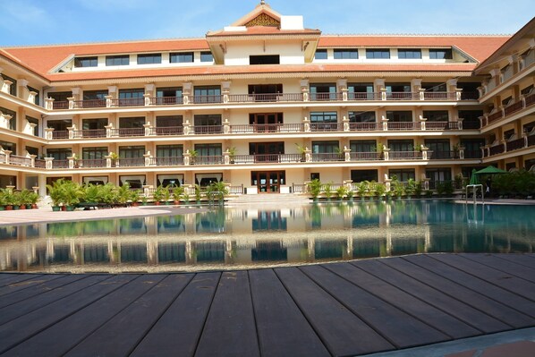 Outdoor pool, open 6 AM to 10 PM, pool umbrellas, sun loungers - Bayon Era Hotel (Siem Reap)