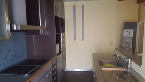 Apartamento conforto, 2 quartos, no mezanino | Cozinha privada | Geladeira, micro-ondas, cooktop, cafeteira/chaleira