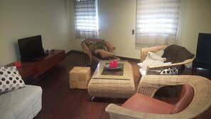 Apartamento conforto, 2 quartos, no mezanino | Área de estar | TV de tela plana