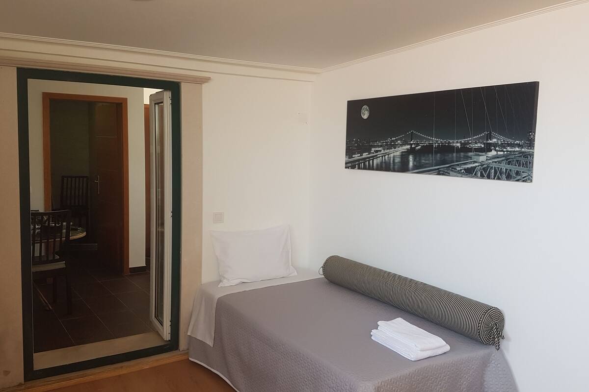 Estúdio panorâmico, várias camas | 2 quartos, Wi-Fi de cortesia, roupa de cama