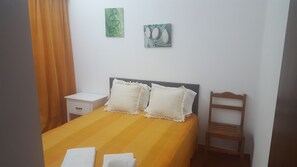 Perushuoneisto, 3 makuuhuonetta, rannan lähellä | Silitysrauta/-lauta, ilmainen Wi-Fi, vuodevaatteet