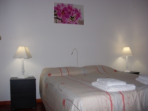 Fer et planche à repasser, Wi-Fi gratuit, draps fournis