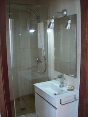 Deluxe Apartment, 2 Bedrooms, Terrace, Beachfront | Bathroom | Towels
