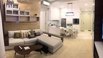 Deluxe Apartment, 2 Bedrooms, Pool Access | Ruang tamu | TV skrin rata, pendiangan, filem berbayar