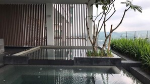 Outdoor spa tub - Vogue Suites One (Kuala Lumpur)