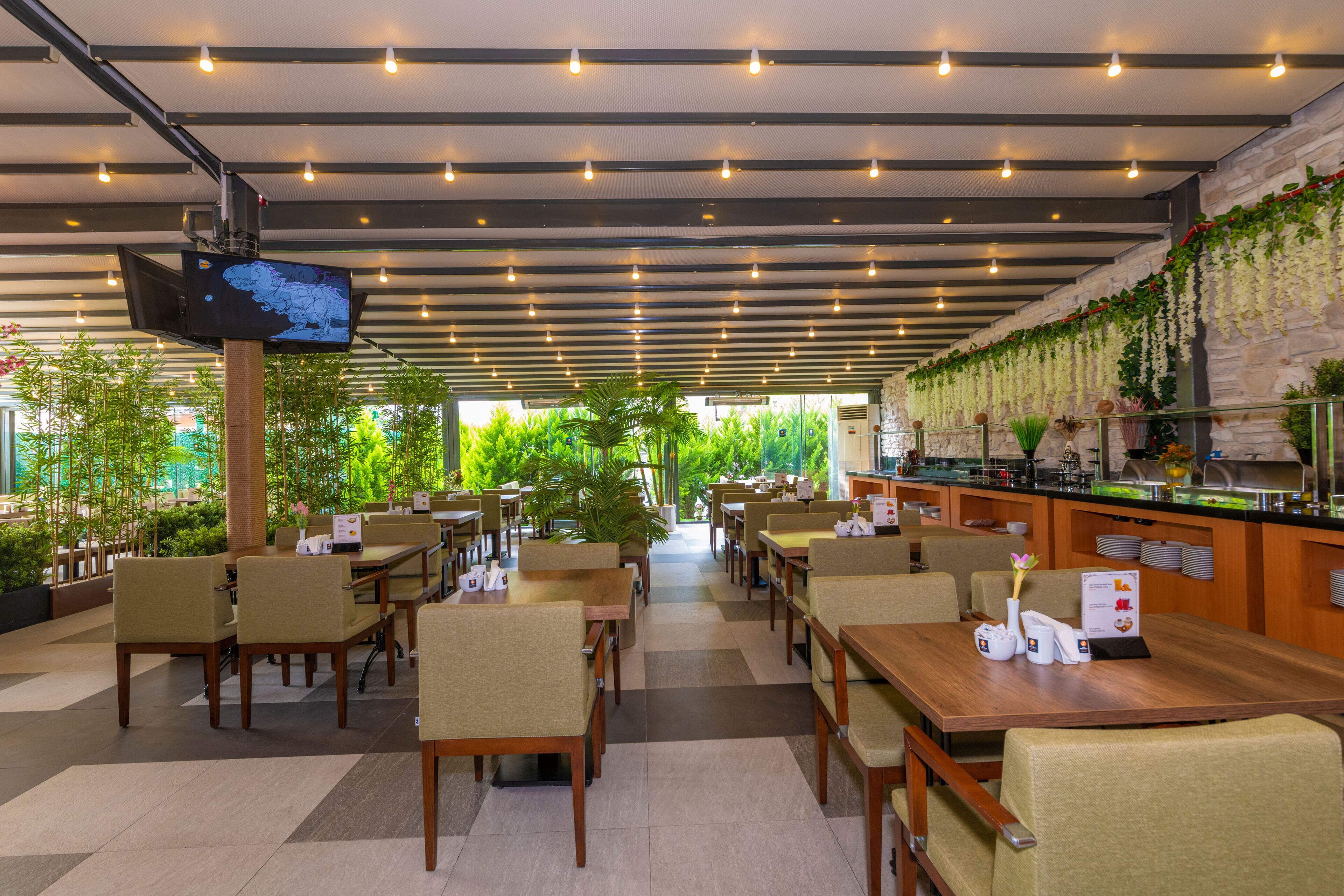 lunch and dinner served, international cuisine