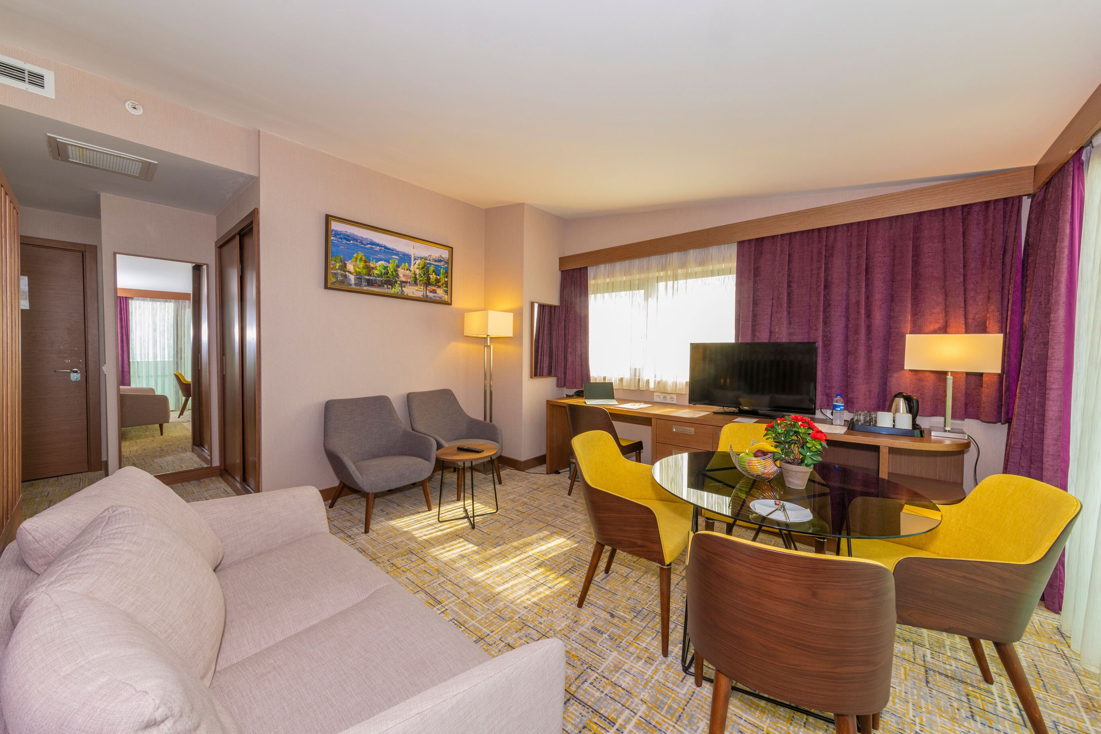 Photo - Land Park Hotel