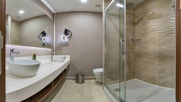 Deluxe-Suite, Meerblick | Badezimmer | Dusche, Regendusche, kostenlose Toilettenartikel, Haartrockner