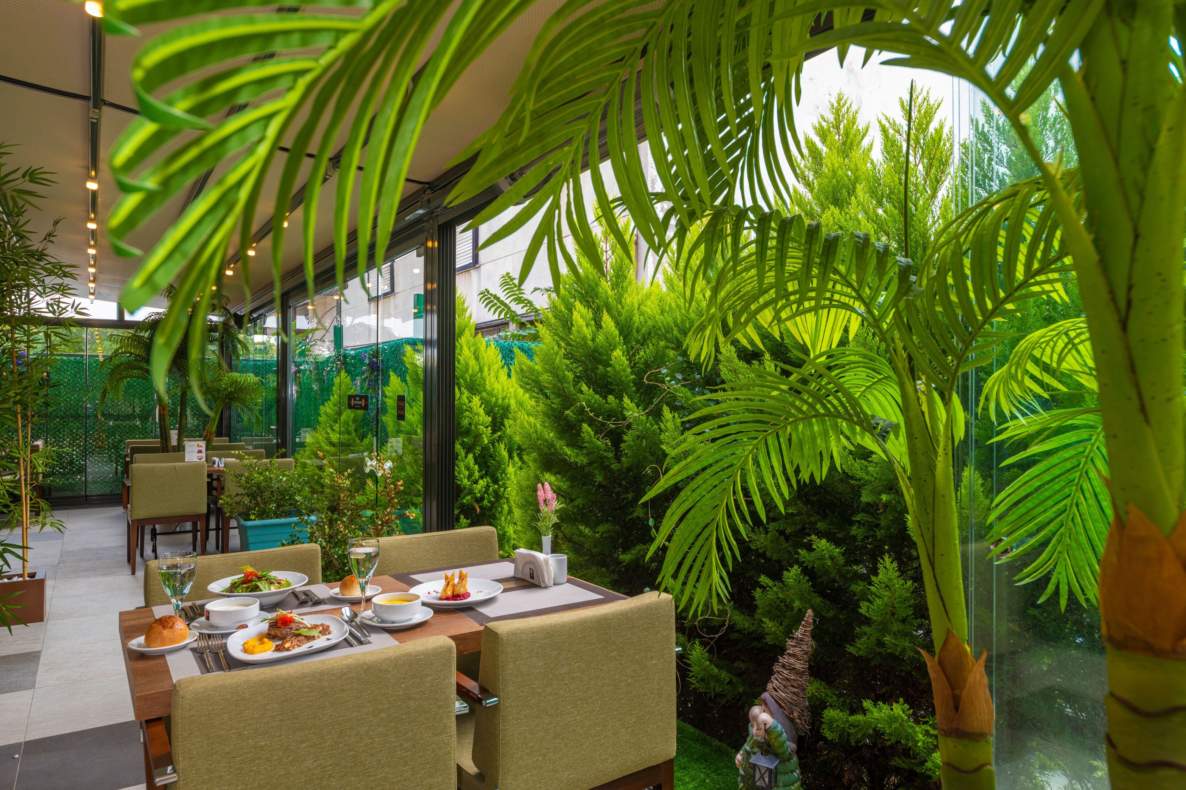 lunch and dinner served, international cuisine