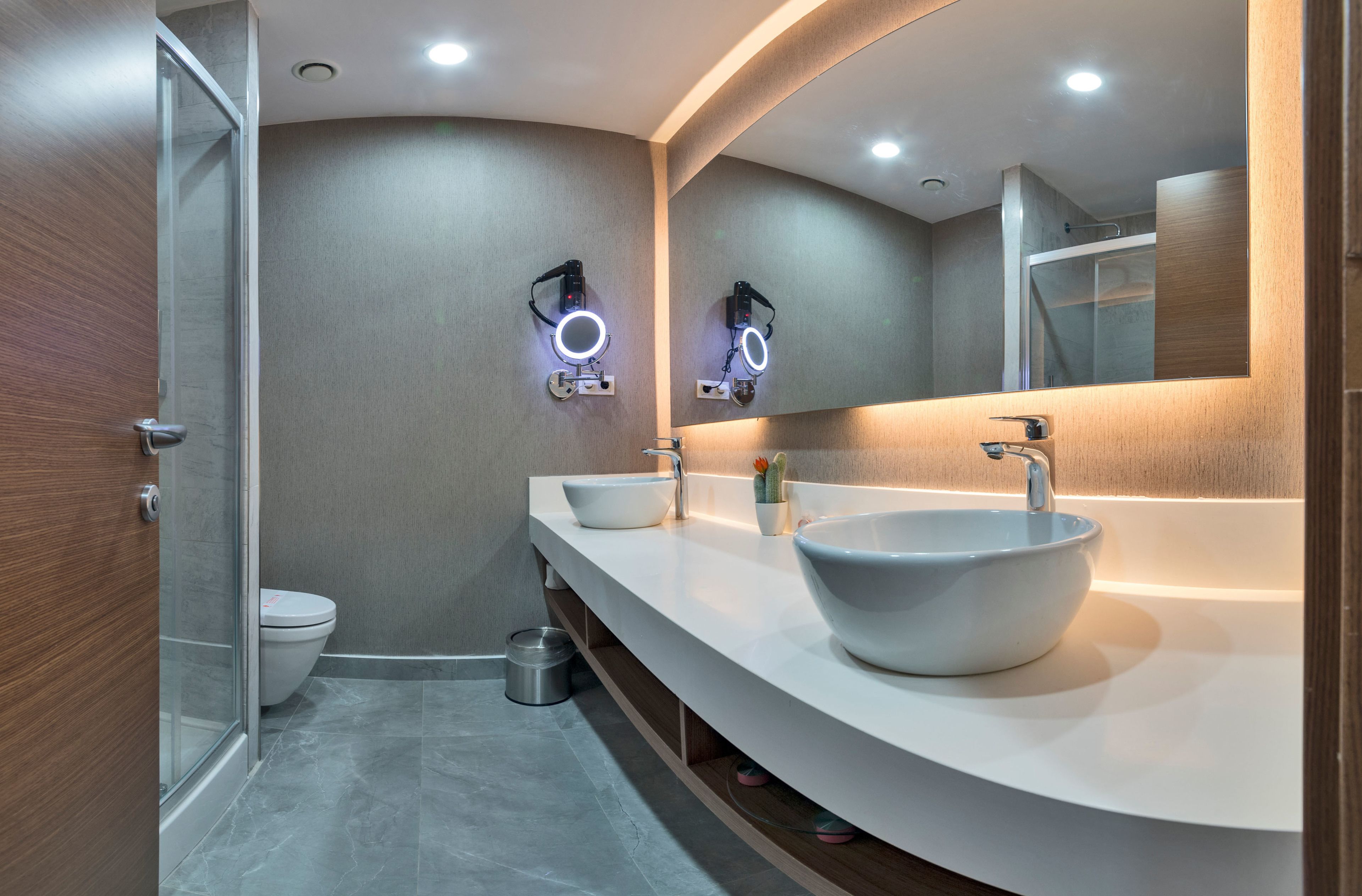 deluxe suite, lake view | bathroom | shower, rainfall showerhead, free toiletries, hair dryer