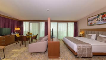 Deluxe suite, uitzicht op meer | Een minibar, een kluis op de kamer, een bureau, geluiddichte muren