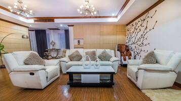 Luxury Three-Bedroom Apartment with Pool View (3 King Bed for 6 Person) | 1 camera, minibar, una cassaforte in camera, una scrivania