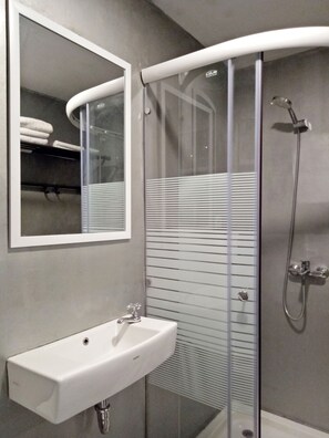 Deluxe Triple Room | Bathroom shower