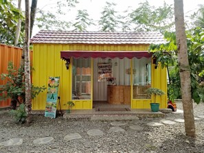 Check-in/check-out kiosk - Hau Eco Lodges Citumang (Parigi)