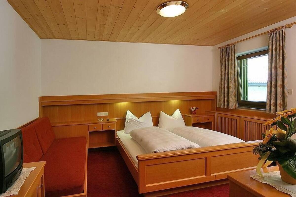 Standard Room, 1 Queen Bed | In-room safe, desk, free WiFi