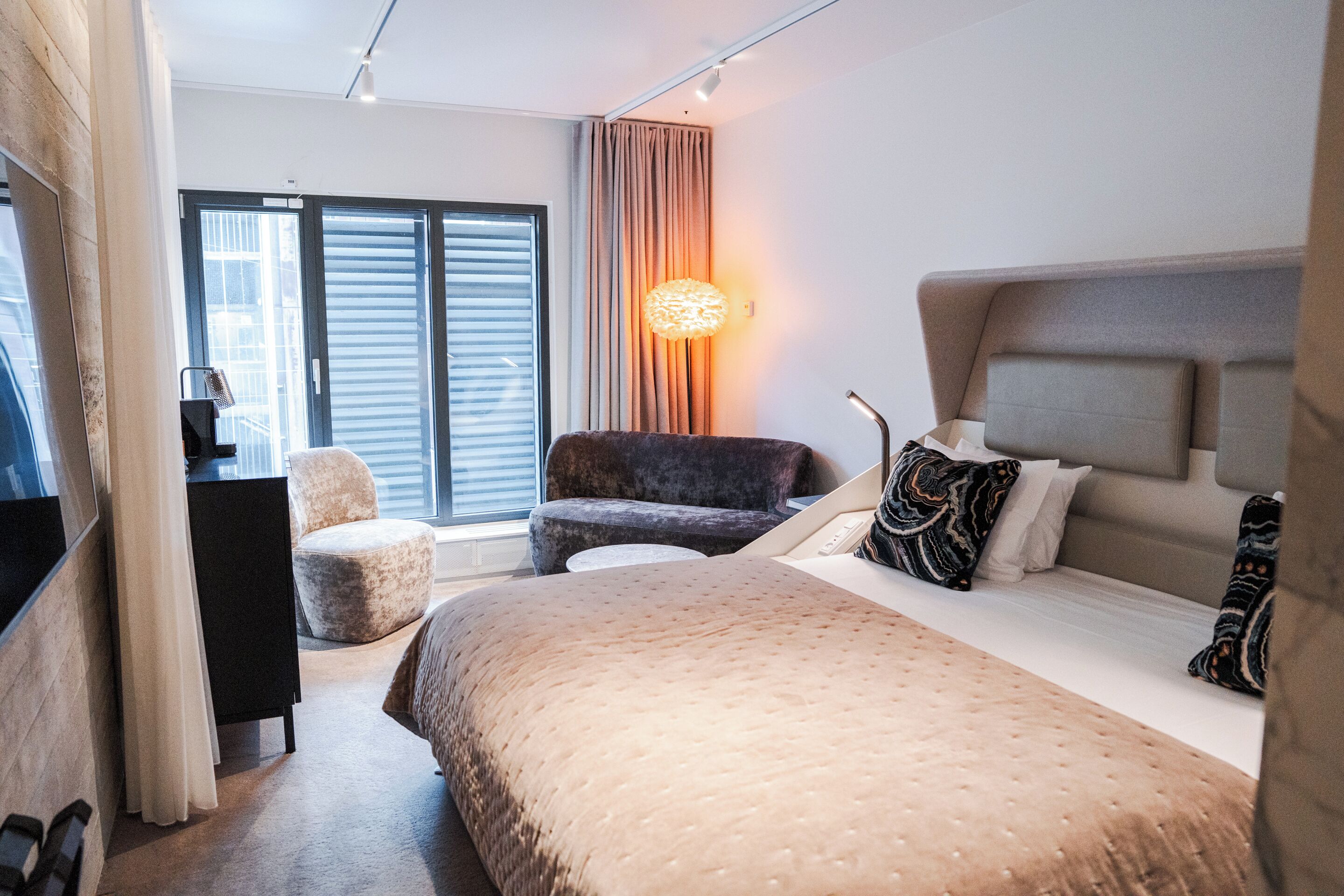 Deluxe-rum | Sängtillbehör av högsta kvalitet och minibar