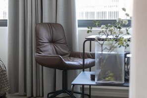 Sengetøy av topp kvalitet, minibar, safe på rommet og skrivebord