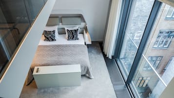 One-Bedroom Suite | Premium-sengetøj, minibar, pengeskab på værelset, skrivebord