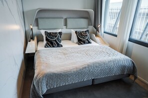 Rom – superior | Sengetøy av topp kvalitet, minibar, safe på rommet og skrivebord