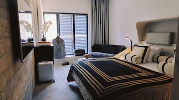 Rom – deluxe | Sengetøy av topp kvalitet, minibar, safe på rommet og skrivebord