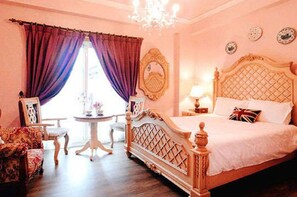 Habitació quàdruple clàssica | Decoració individual, mobiliari individual i escriptori 