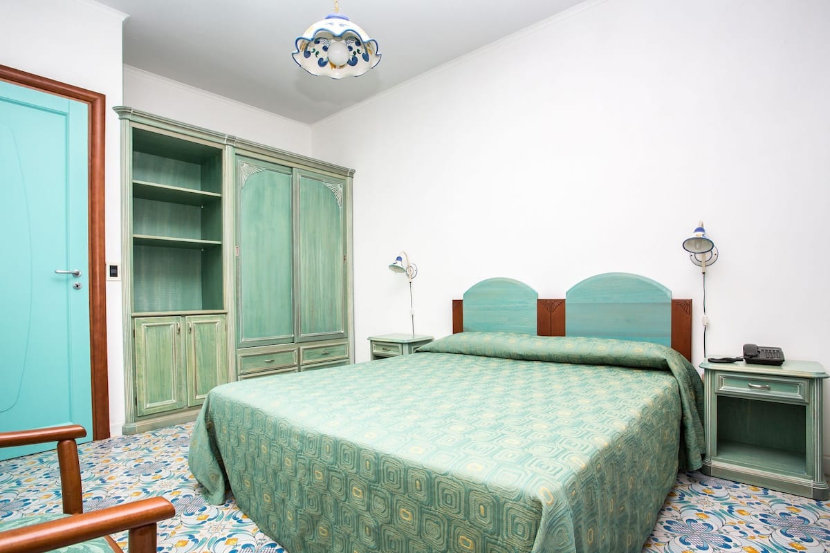 1 Schlafzimmer, Schreibtisch, Bettwäsche