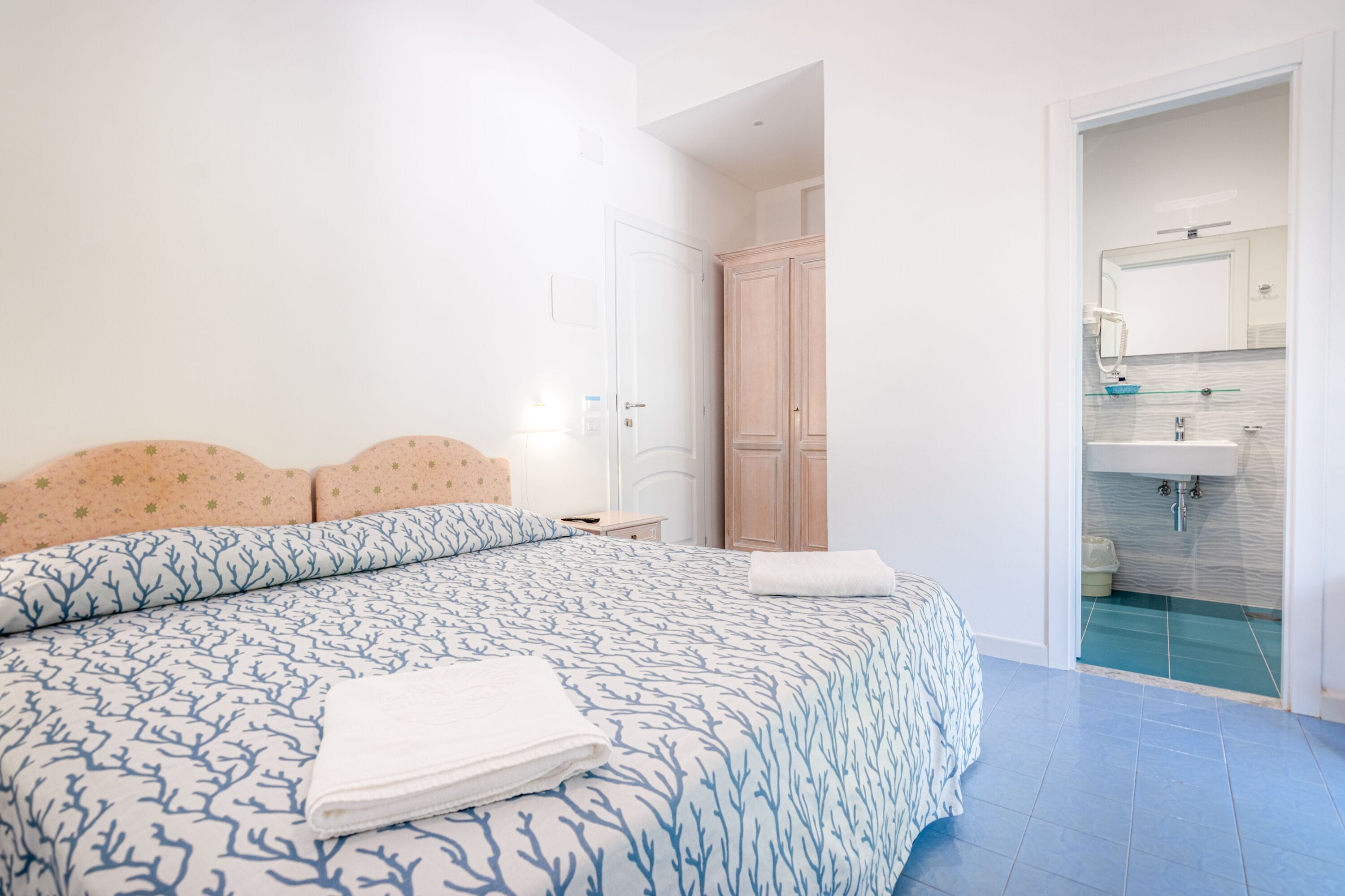 standard double room, garden view | 1 bedroom, minibar, in-room safe, individually furnished