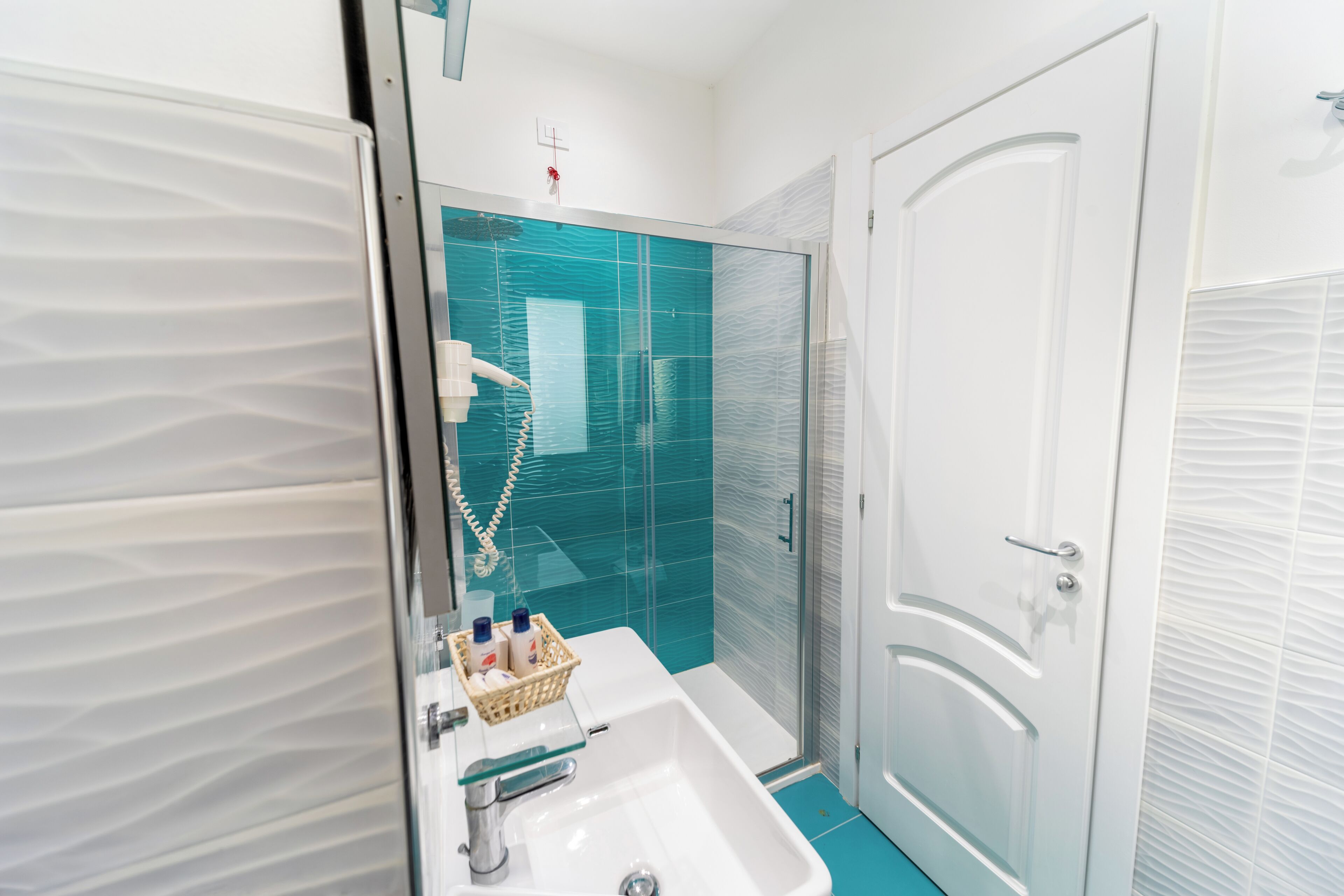Deluxe Double Room, Sea View | Bathroom | Shower, free toiletries, hair dryer, bidet